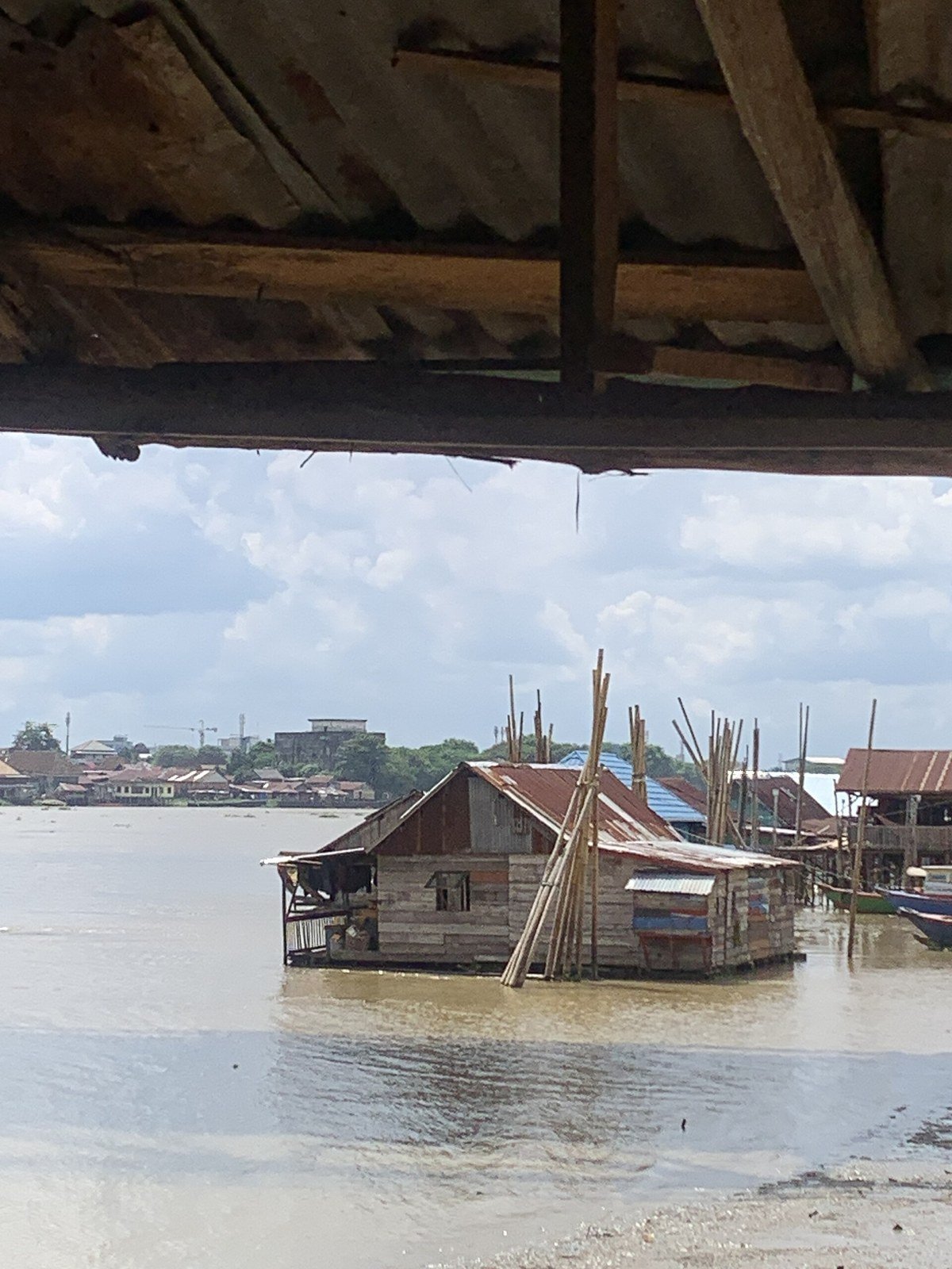 Rumah rakit mengapung di Sungai Musi Palembang