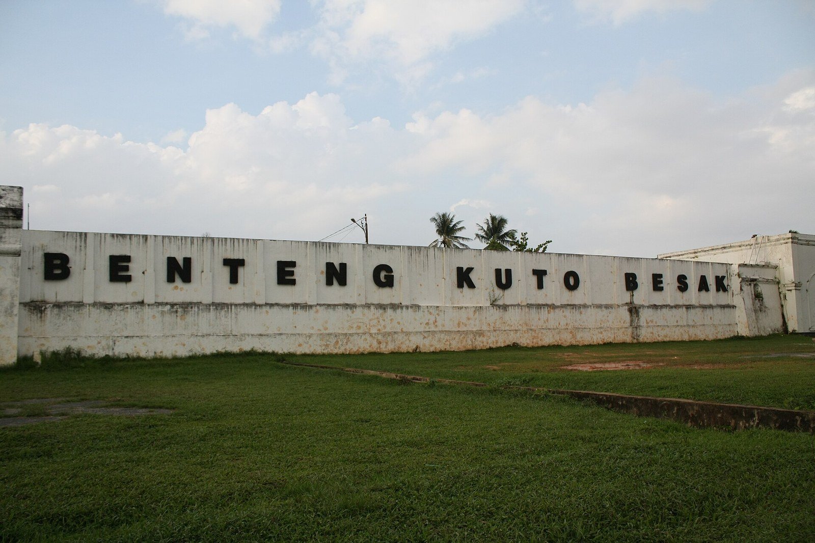 Dinding Benteng Kuto Besak yang masih berdiri hari ini