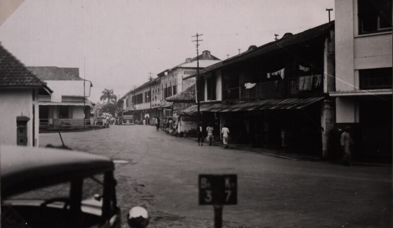 Pasarstraat te Palembang, dilihat dari kantoor Borsumij