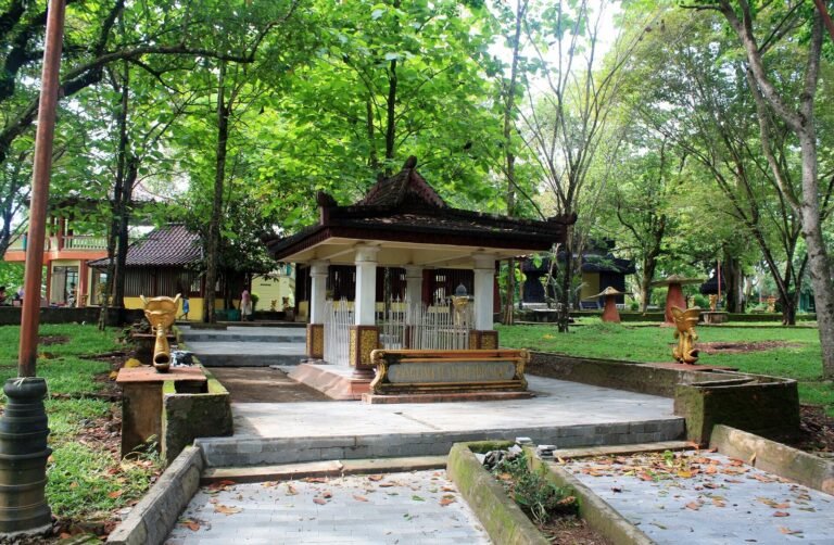 Kawasan makam dan bangunan suci di Bukit Siguntang