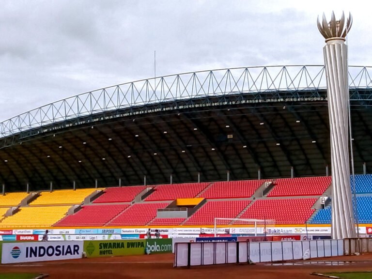 Tribun dan menara obor Stadion Gelora Sriwijaya di Jakabaring Palembang
