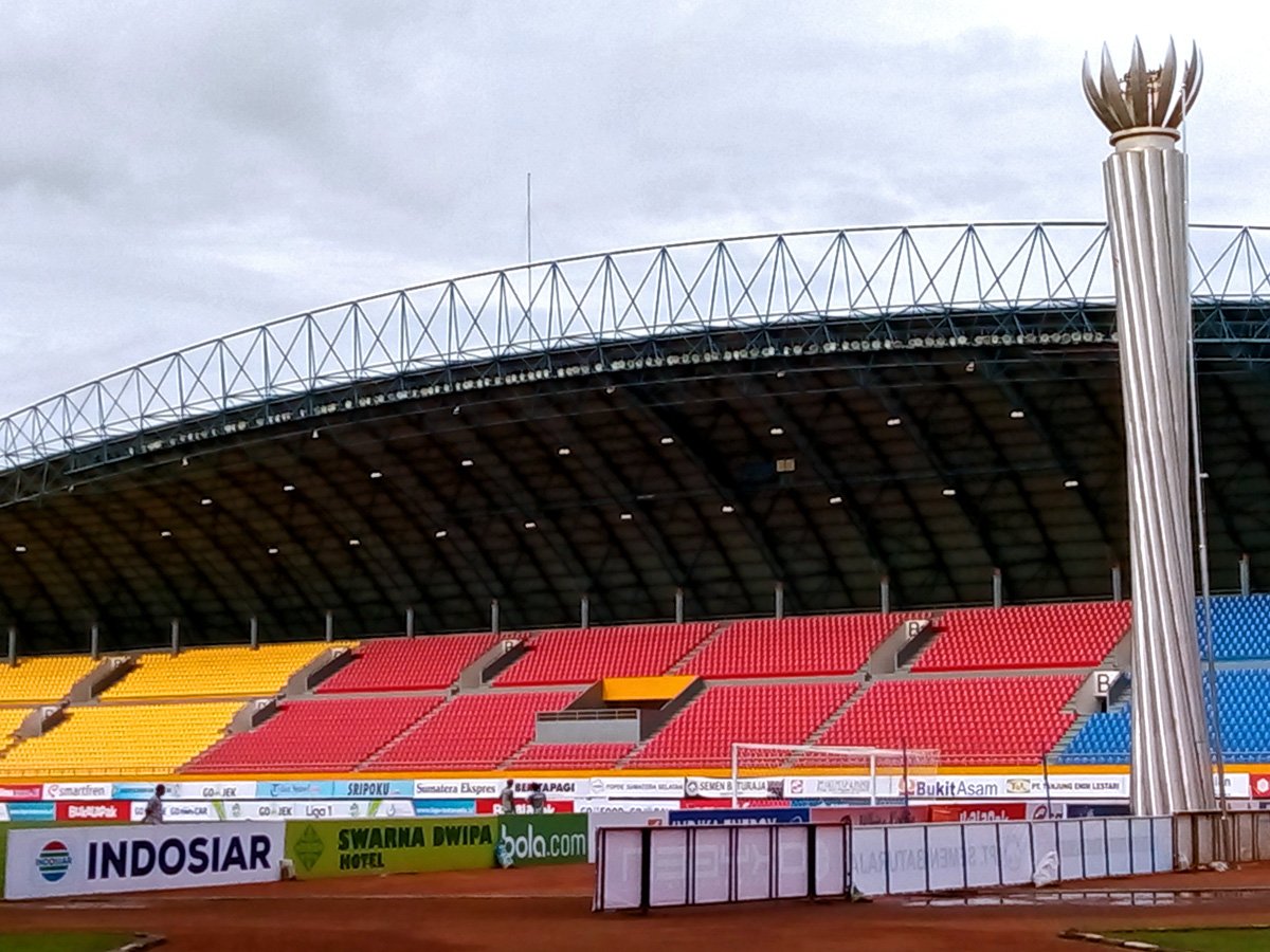 Tribun dan menara obor Stadion Gelora Sriwijaya di Jakabaring Palembang