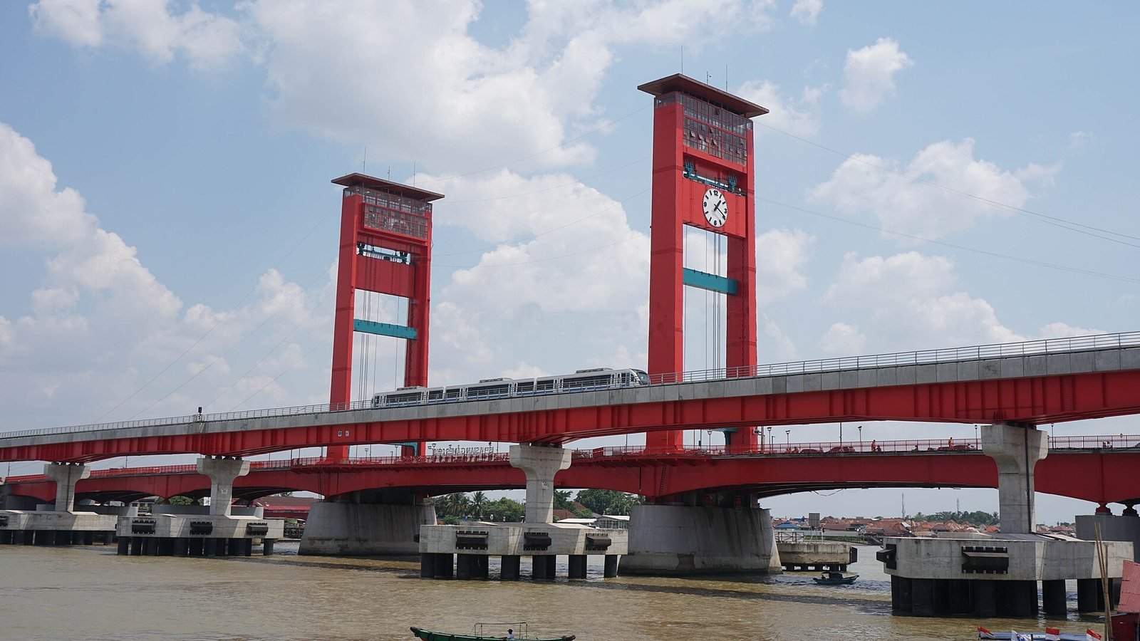 LRT Palembang melintas di samping Jembatan Ampera