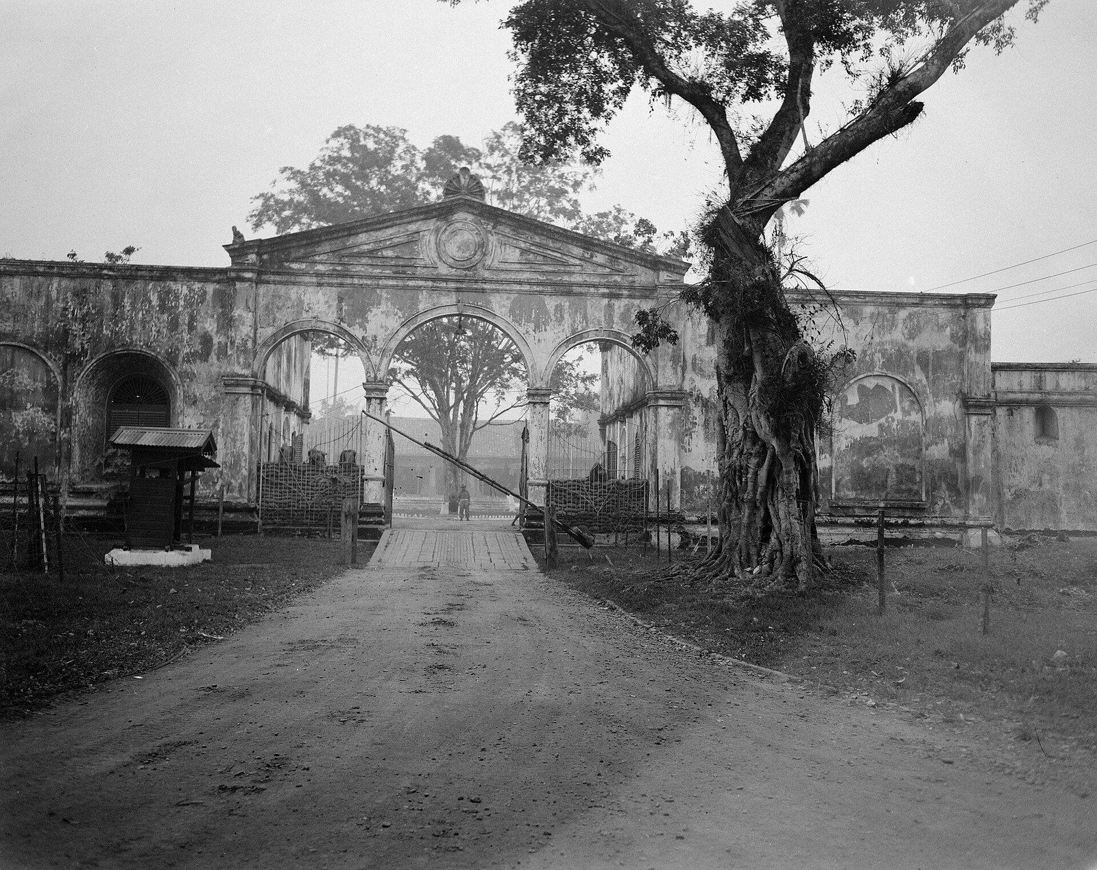Gerbang markas militer Belanda di Palembang dengan karung pasir pada tahun 1940-an