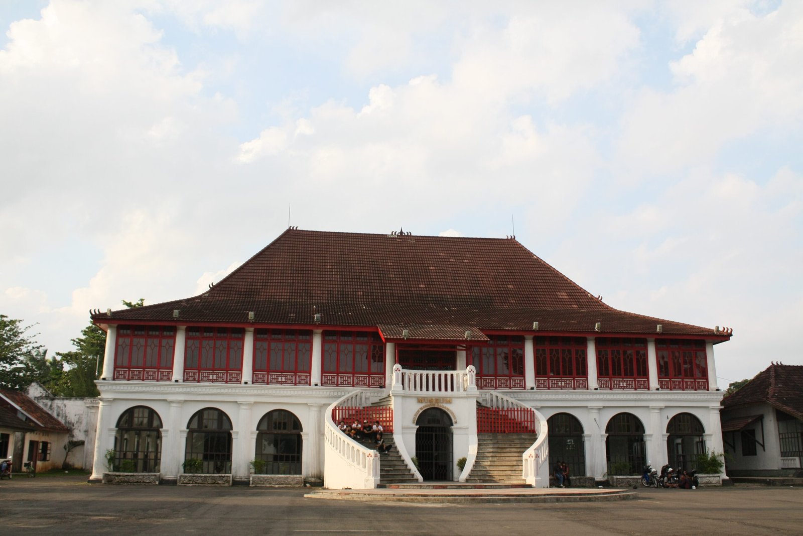 Gedung Museum Sultan Mahmud Badaruddin II di Palembang tampak depan dari halaman
