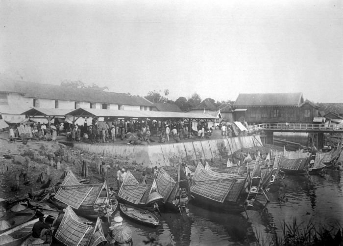 Gudang pasar dan perahu dagang di tepi Sungai Musi Palembang, foto arsip kolonial