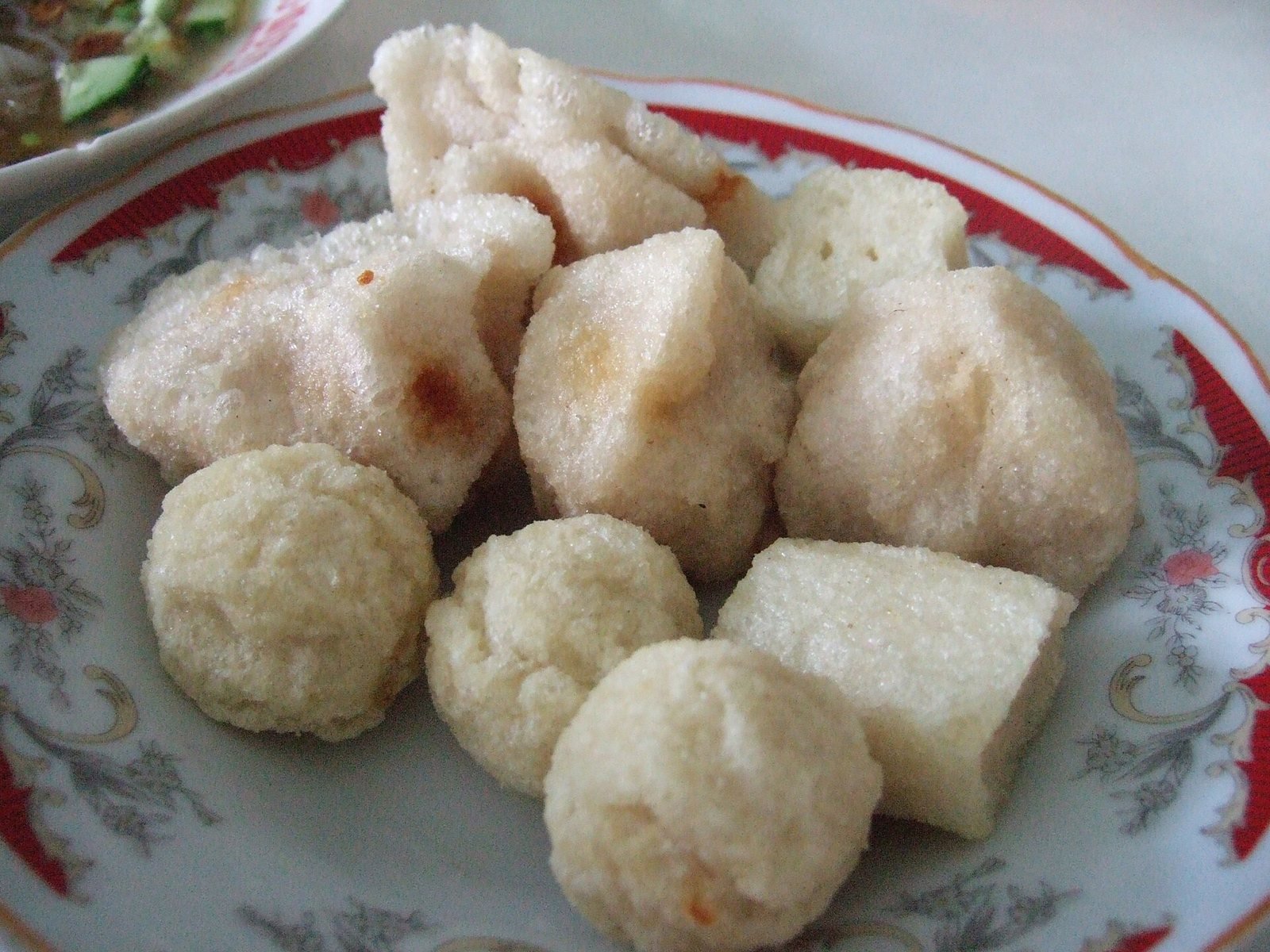 Berbagai jenis pempek dalam satu piring