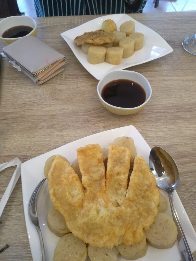 Pempek lenjer dan pempek krispi dengan kuah cuko