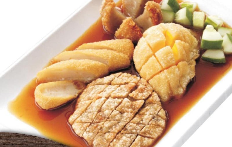 Sajian pempek khas Palembang dengan irisan mentimun