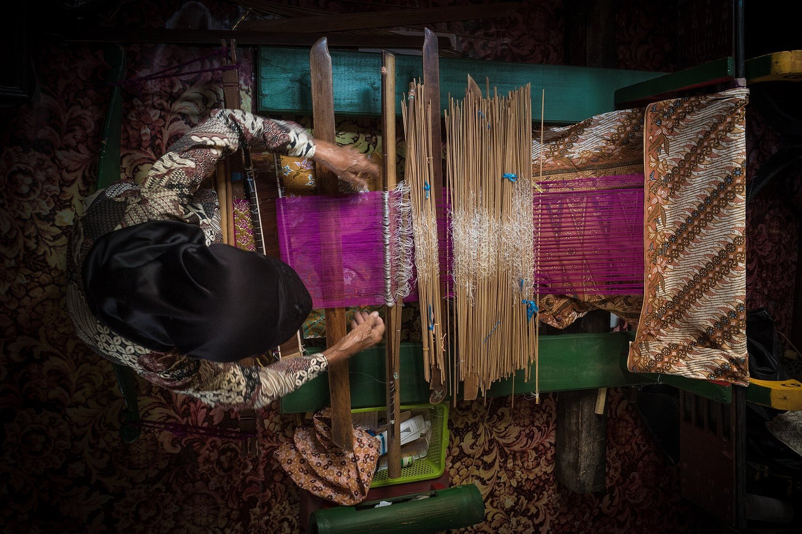 Perajin menenun kain songket khas Palembang