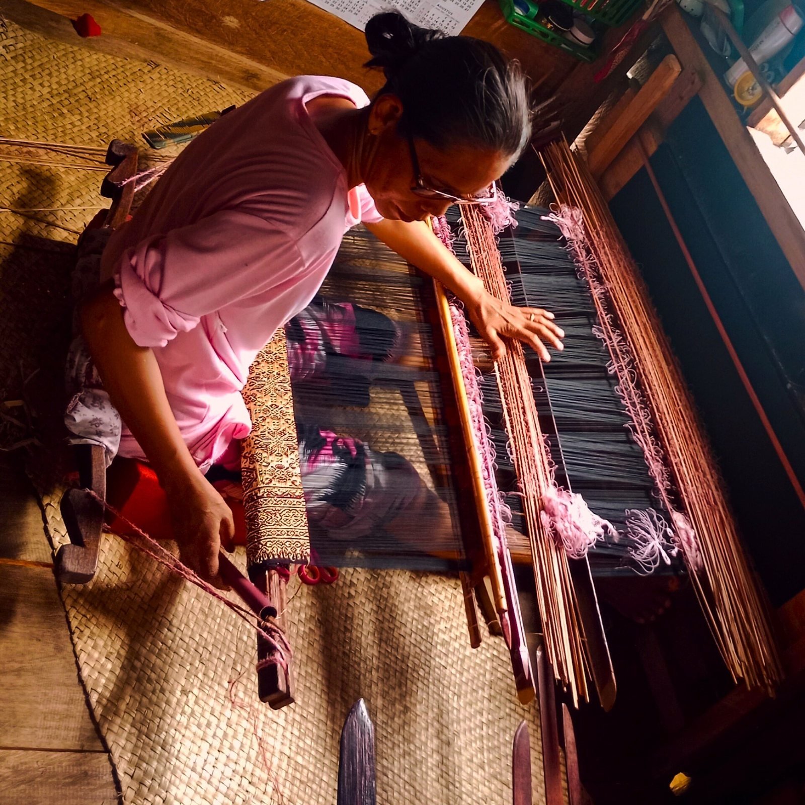 Proses penenunan songket Palembang secara tradisional