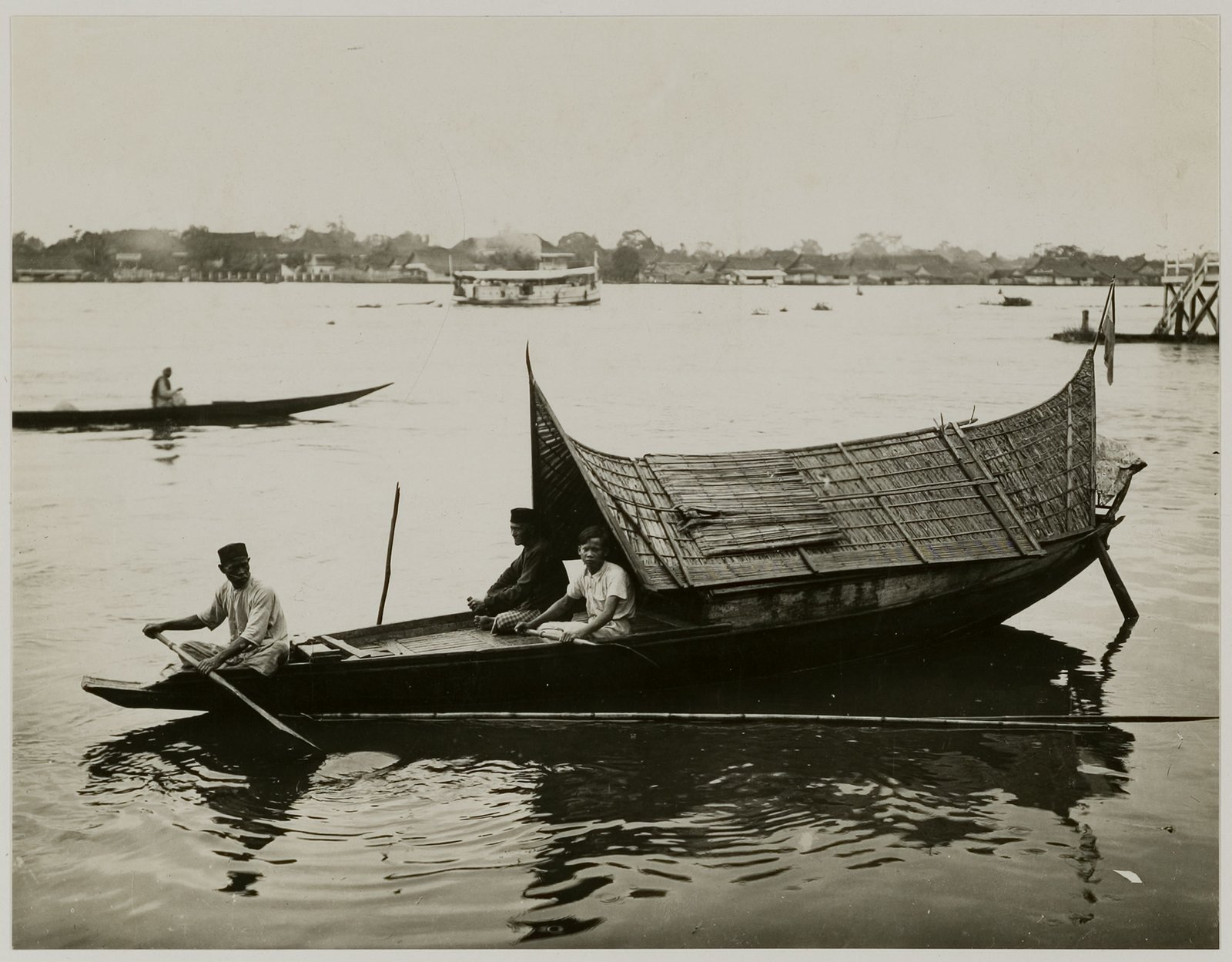 Perahu tradisional Palembang beratap kajang di Sungai Musi, 1926