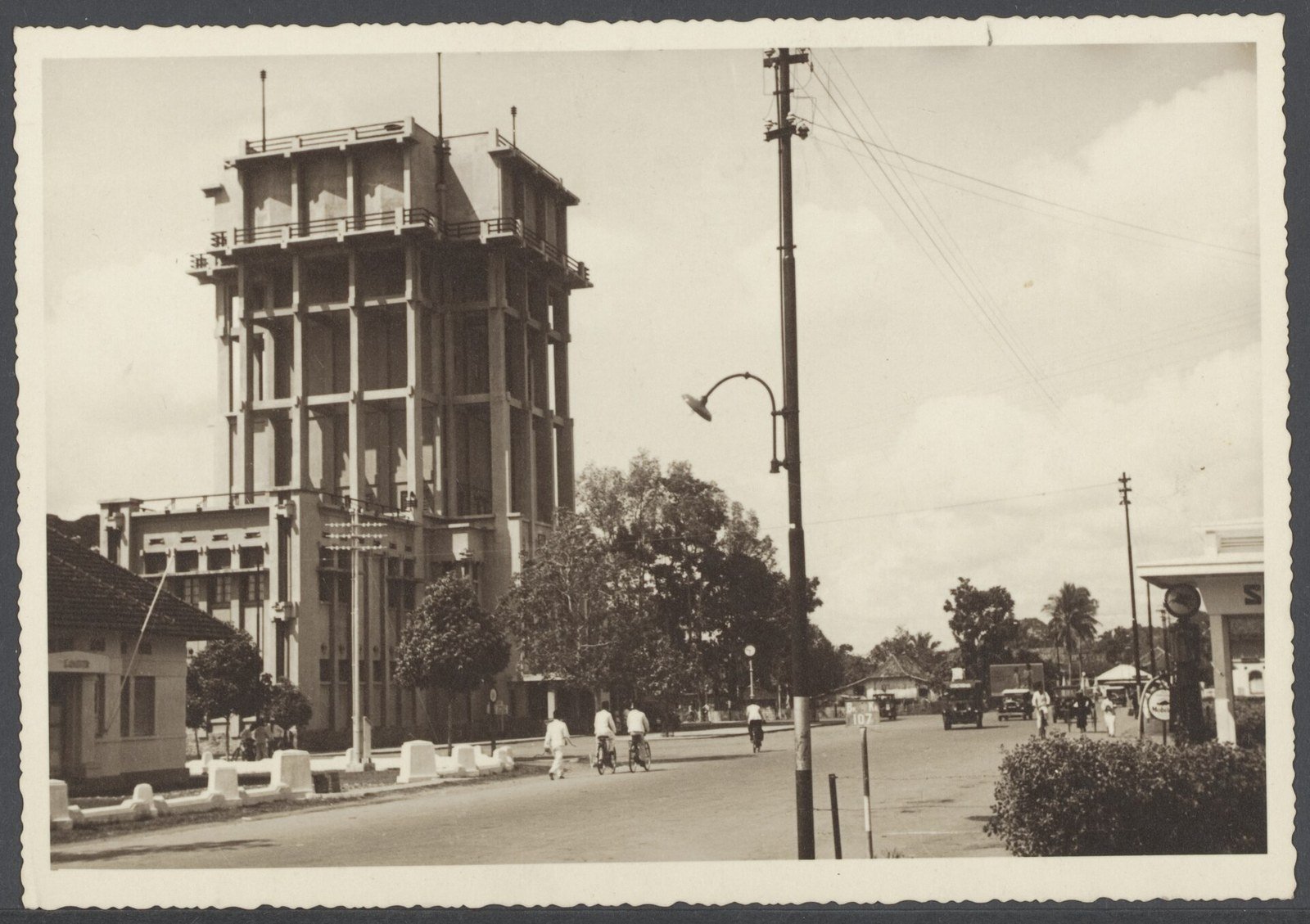 Balai Kota Palembang dengan Watertorn 1928 di depannya
