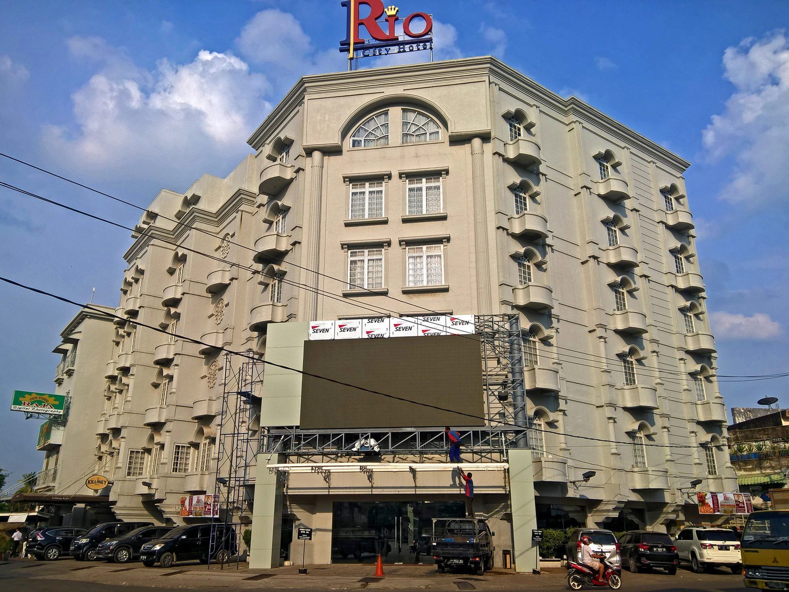 Gedung Rio City Hotel di Jalan Lingkaran 1 Dempo, Ilir Timur, Palembang