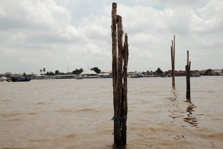 Pemandangan Sungai Musi dengan rumah panggung di tepian