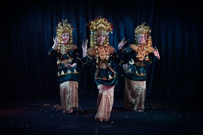Penari Tari Tanggai mengenakan tanggai di jari dan tepak di tangan dalam tarian penyambutan tamu Palembang