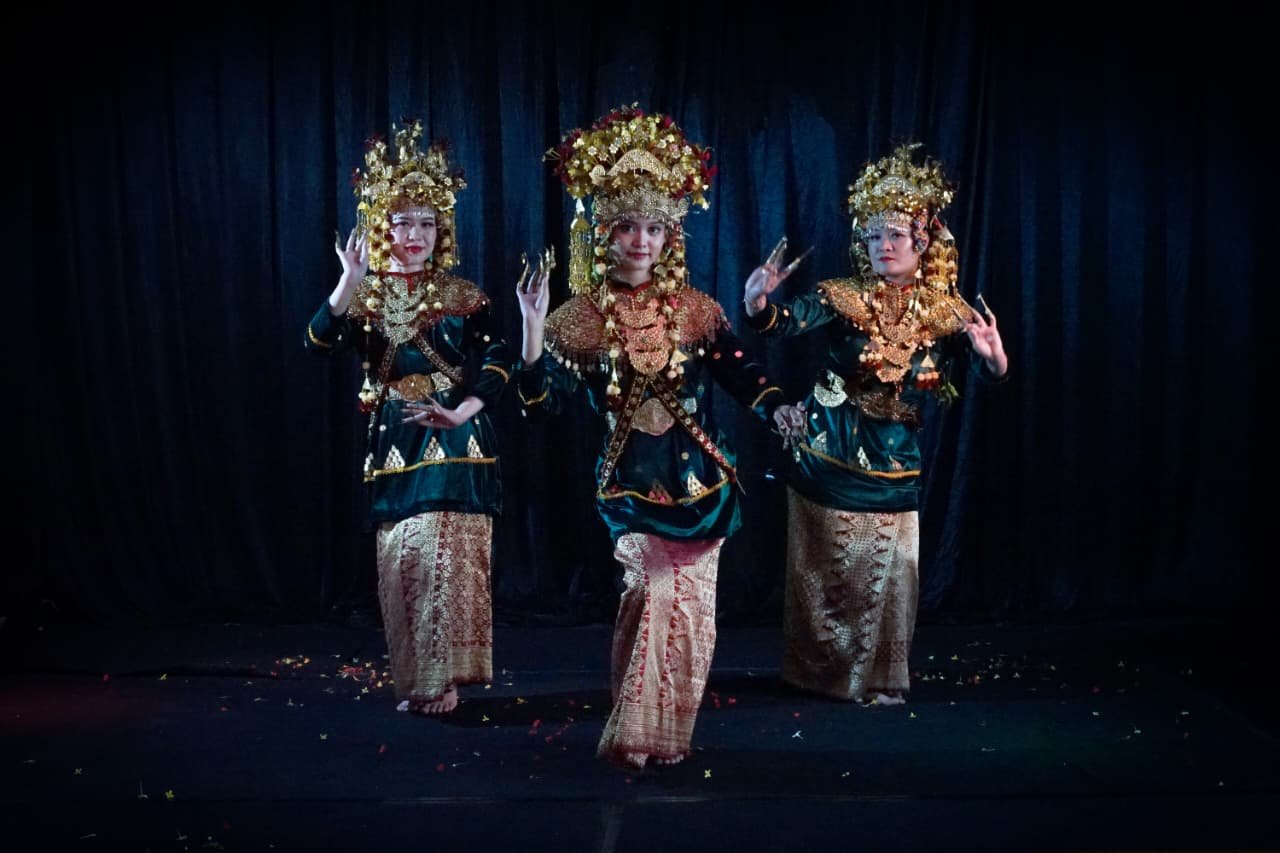 Penari Tari Tanggai mengenakan tanggai di jari dan tepak di tangan dalam tarian penyambutan tamu Palembang